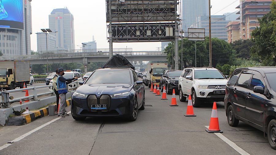 Untuk mengatasi kemacetan, petugas Jasamarga membuka jalur sodetan agar transaksi di GT Semanggu 2 lebih cepat. (Bloomberg Technoz/Andrean Kristianto)