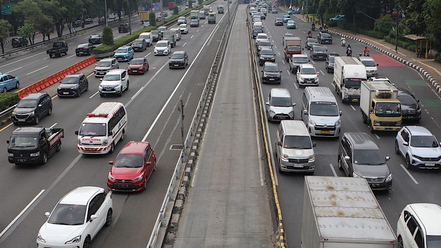 Sejumlah mobil antre untuk melakukan transaksi di Gerbang Tol Semanggi 2, Jakarta, Kamis (25/9/2025). (Bloomberg Technoz/Andrean Kristianto)