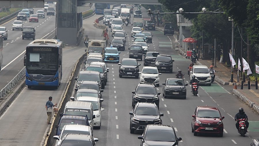Sejumlah kendaraan antre hingga jalan Gatot Subroto yang akan menuju Gerbang Tol Semanggi 2. (Bloomberg Technoz/Andrean Kristianto)