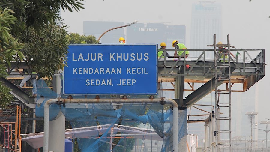 Kondisi ini disebabkan oleh sejumlah gerbang tol yang dirusak oleh massa saat demo pada akhir Agustus lalu. (Bloomberg Technoz/Andrean Kristianto)