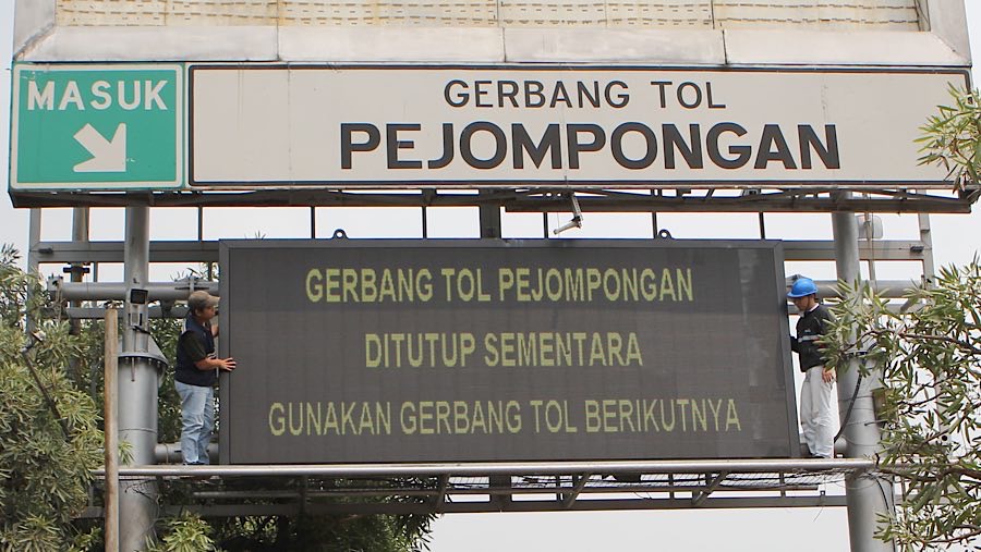 Petugas melakukan pemeriksaan papan informasi di Gerbang Tol Pejompongan, Jakarta, Kamis (25/9/2025). (Bloomberg Technoz/Andrean Kristianto)