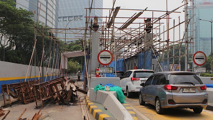 Untuk melakukan percepatan perbaikan pada infrastruktur Jasamarga hanya membuka 1 jalur untuk kendaraan yang akan masuk tol. (Bloomberg Technoz/Andre)