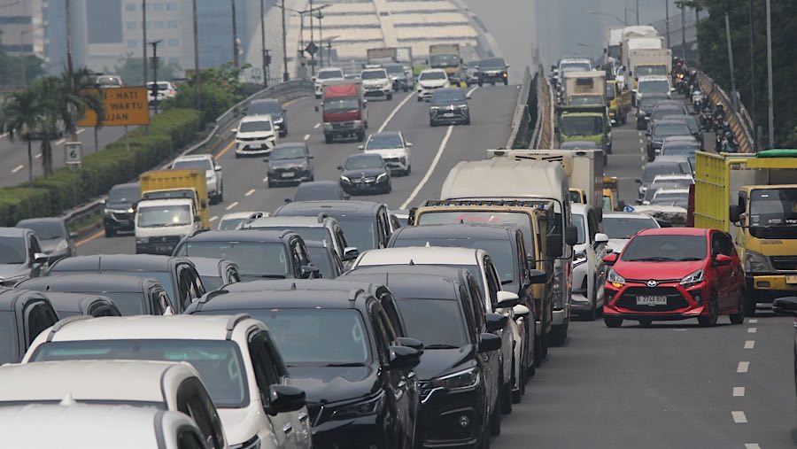 Akibatnya terjadi antrean panjang kendaraan yang akan memasuki GT Kuningan 1. (Bloomberg Technoz/Andrean Kristianto)