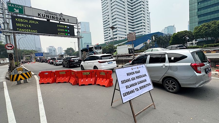 Sejumlah mobil antre untuk melakukan transaksi di Gerbang Tol Kuningan 1, Jakarta, Kamis (25/9/2025). (Bloomberg Technoz/Andrean Kristianto)