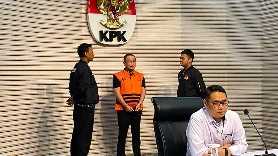 KPK menahan Direktur PT Wahana Adyawarna Menas Erwin Djohansyah sebagai tersangka suap eks Sekretaris Mahkamah Agung. (Bloomberg Technoz/Dovana)