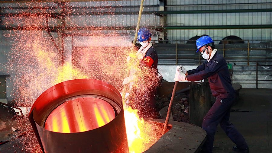 Sebuah pabrik peleburan tembaga di Jinhua, Zhejiang, Tiongkok.
(Sumber: TPG/Getty Images via Bloomberg)
