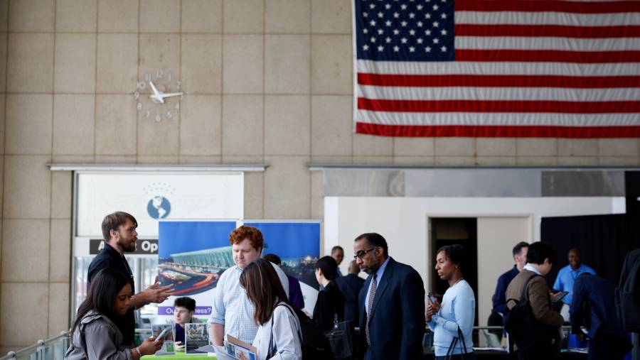 Pencari kerja selama job fair di Bandara Nasional Ronald Reagan Washington di Virginia, AS. (Ting Shen/Bloomberg)