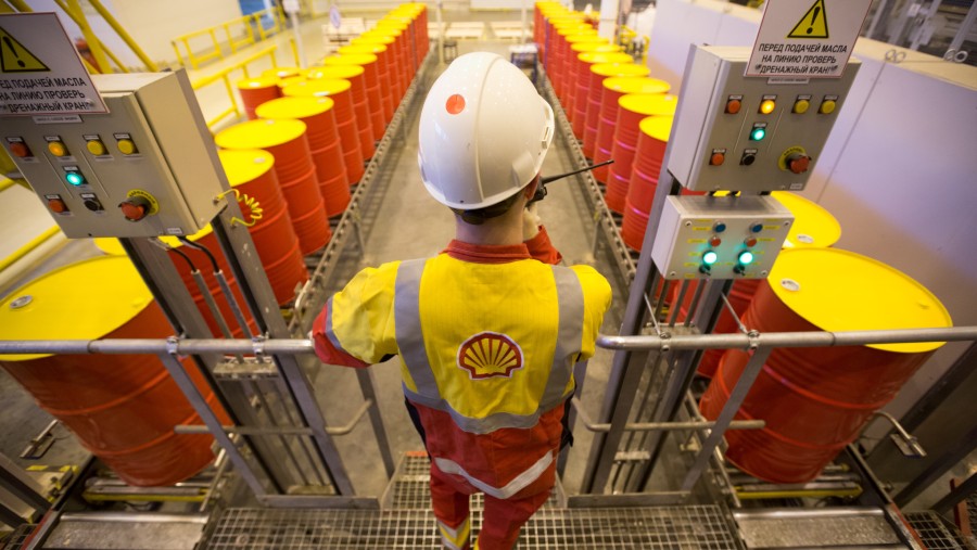 Drum minyak berisi minyak pelumas dipersiapkan untuk pengiriman di pabrik pencampuran pelumas Royal Dutch Shell Plc./Bloomberg-Andrey Rudakov