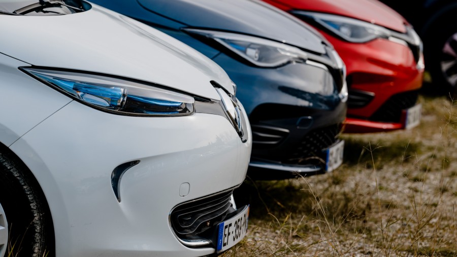 Ilustrasi deretan mobil bekasi siap jual di toko online La Centrale. (Bloomberg)