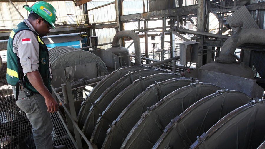 Seorang pekerja memeriksa mesin di fasilitas pengolahan konsentrat Freeport di pelabuhan Amamapare, Papua./Bloomberg-Dadang Tri