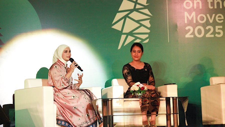 Putri Zulkifli Hasan, Isyana Bagoes Oka saat gala diner Women on The Move 2025 di Bali, Sabtu (27/9/2025). (Bloomberg Technoz/ Andrean Kristianto)