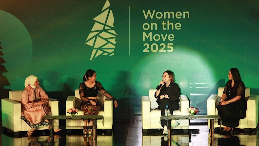 Putri Zulkifli Hasan, Isyana Bagoes Oka dan Irene Umar saat gala diner Women on The Move 2025 di Bali, Sabtu (27/9/2025). (Bloomberg Technoz/ Andrean)