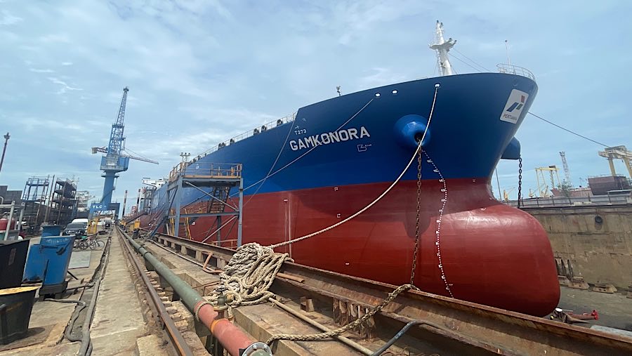 Kapal tanker MT Gamkonora milik PT Pertamina International Shipping (PIS) di ASL Shipyard Batam, Senin (29/9/2025). (Bloomberg Technoz/Azura Yumna)
