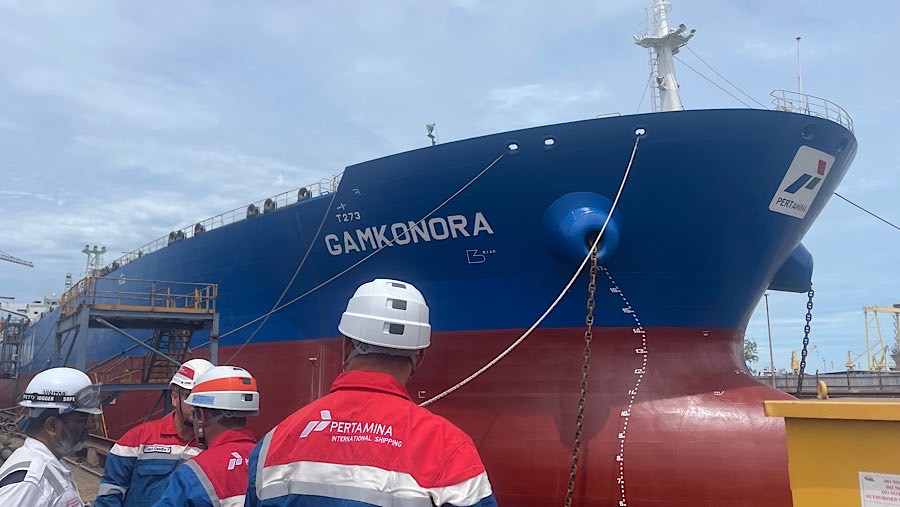 Kapal tanker MT Gamkonora milik PT Pertamina International Shipping (PIS) di ASL Shipyard Batam, Senin (29/9/2025). (Bloomberg Technoz/Azura Yumna)
