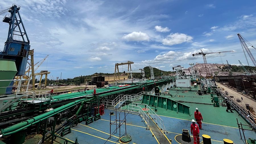 Kapal tanker MT Gamkonora milik PT Pertamina International Shipping (PIS) di ASL Shipyard Batam, Senin (29/9/2025). (Bloomberg Technoz/Azura Yumna)