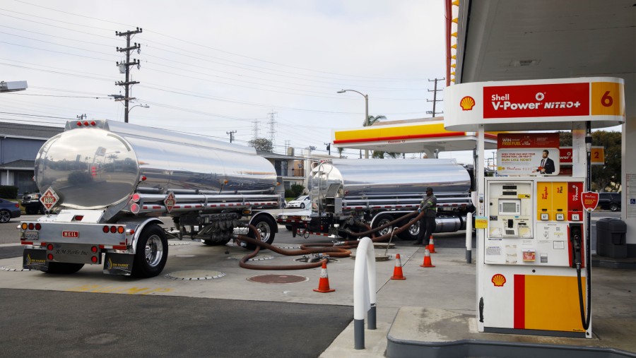 Truk tangki bahan bakar mengirimkan bensin di SPBU Royal Dutch Shell Plc di Redondo Beach, California./Bloomberg-Patrick T. Fallon