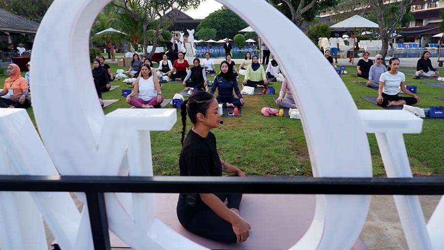 Peserta Women On The Move 2025 mengikuti pilates di Bali, Sabtu (27/9/2025). (Bloomberg Technoz/ Andrean Kristianto)