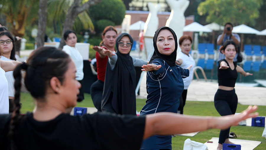 Peserta Women On The Move 2025 mengikuti pilates di Bali, Sabtu (27/9/2025). (Bloomberg Technoz/ Andrean Kristianto)