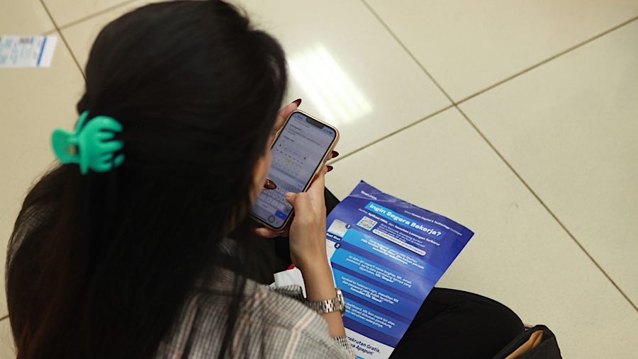 Pencari kerja mengisi data diri saat bursa kerja di Jakarta, Rabu (1/10/2025). (Bloomberg Technoz/Andrean Kristianto)
