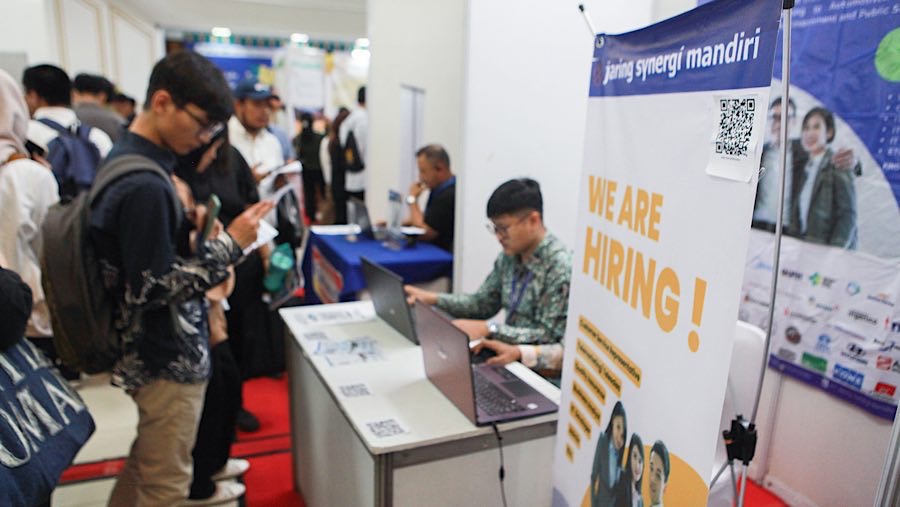 Pencari kerja mencari informasi lowongan pekerjaan saat bursa kerja di Jakarta, Rabu (1/10/2025). (Bloomberg Technoz/Andrean Kristianto)