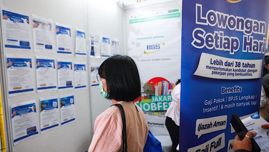Pencari kerja mencari informasi lowongan pekerjaan saat bursa kerja di Jakarta, Rabu (1/10/2025). (Bloomberg Technoz/Andrean Kristianto)