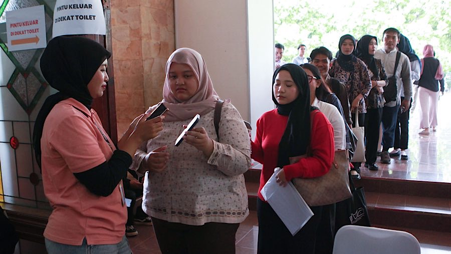 Pencari kerja mencari informasi lowongan pekerjaan saat bursa kerja di Jakarta, Rabu (1/10/2025). (Bloomberg Technoz/Andrean Kristianto)