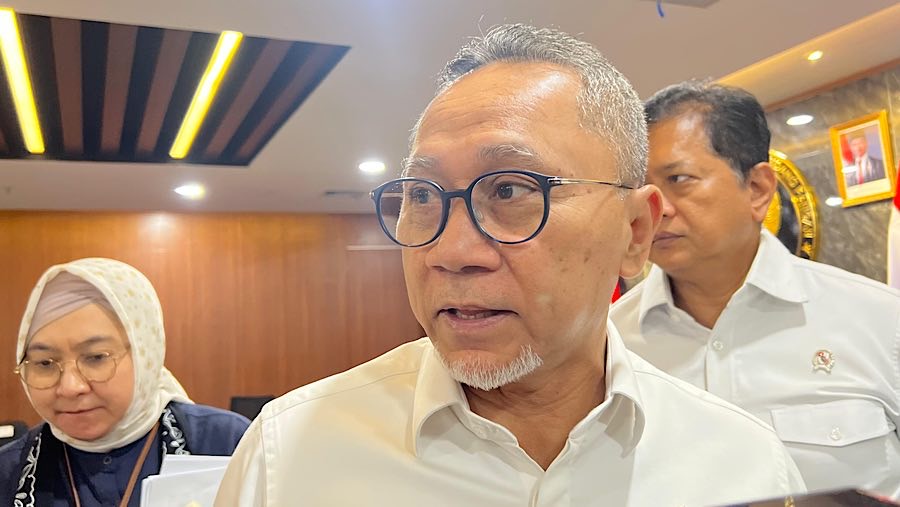 Menteri Koordinator Bidang Pangan Zulkifli Hasan di kantor Kemenko Bidang Pangan di Jakarta, Rabu (1/10/2025). (Bloomberg Technoz/Mis Fransiska)