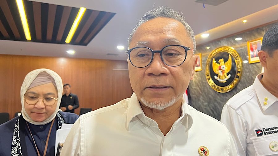 Menteri Koordinator Bidang Pangan Zulkifli Hasan di kantor Kemenko Bidang Pangan di Jakarta, Rabu (1/10/2025). (Bloomberg Technoz/Mis Fransiska)