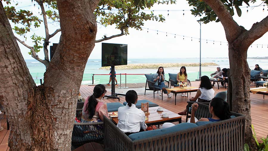 Wamen PPPA Veronica Tan dan Founder Bloomberg Technoz Victoria Tahir saat Women On The Move 2025 di Bali, Sabtu (27/9/2025). (Bloomberg Technoz/Andre)