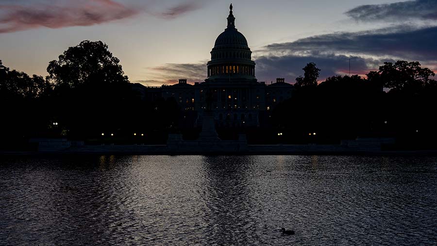 Gedung Capitol AS gelap saat memasuki masa penutupan (shutdown) di Washington, DC, AS, Rabu (1/10/2025). (Kent Nishimura/Bloomberg)