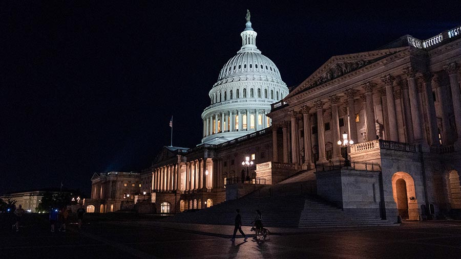 Gedung Capitol AS gelap saat memasuki masa penutupan (shutdown) di Washington, DC, AS, Rabu (1/10/2025). (Kent Nishimura/Bloomberg)