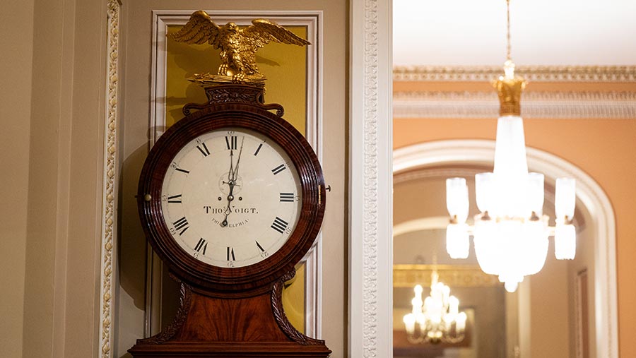 Jam Ohio berdentang tengah malam di Gedung Capitol AS di Washington, DC, AS, Rabu (1/10/2025). (Al Drago/Bloomberg)