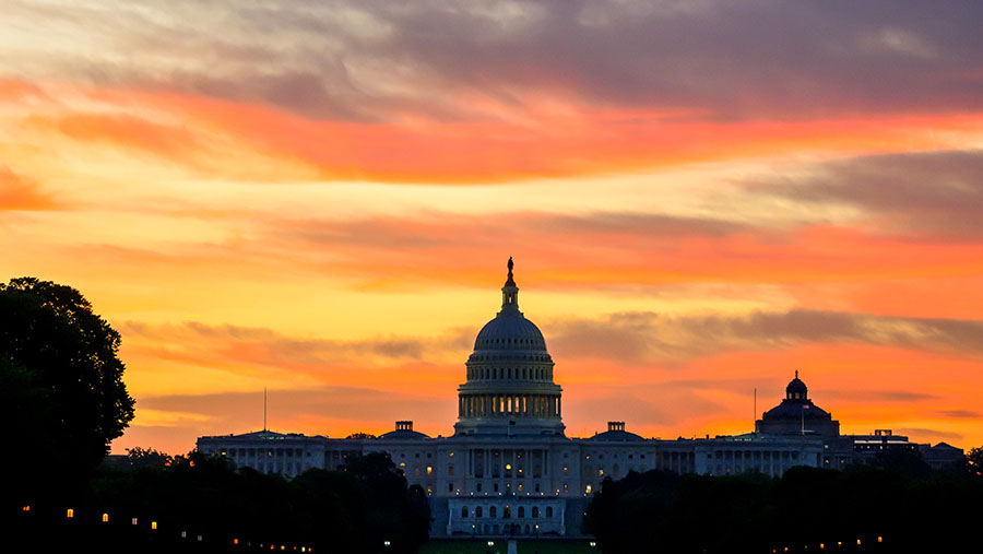 Gedung Capitol AS gelap saat memasuki masa penutupan (shutdown) di Washington, DC, AS, Rabu (1/10/2025). (Pete Kiehart/Bloomberg)
