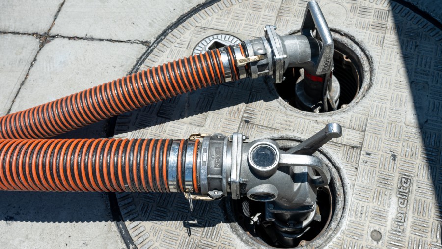 Pengisian ulang bahan bakar minyak di SPBU./Bloomberg-David Paul Morris