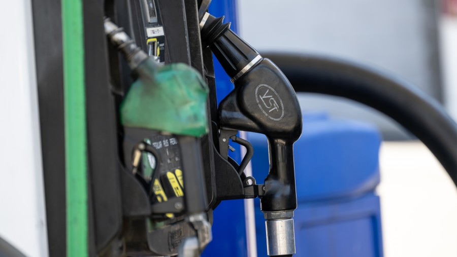 Nozel pompa bahan bakar di sebuah SPBU. Fotografer: David Paul Morris/Bloomberg