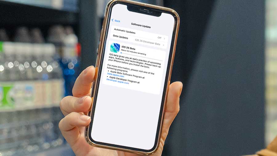 Ilustrasi install ios 26 pada iPhone (Diolah berbagai sumber)