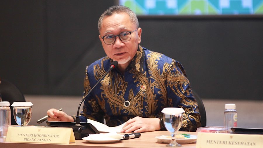Menko Pangan, Zulkifli Hasan usai Rakor Penanggulangan KLB pada Program MBG di Kemenkes, Kamis (2/10/2025). (Bloomberg Technoz/Andrean Kristianto)