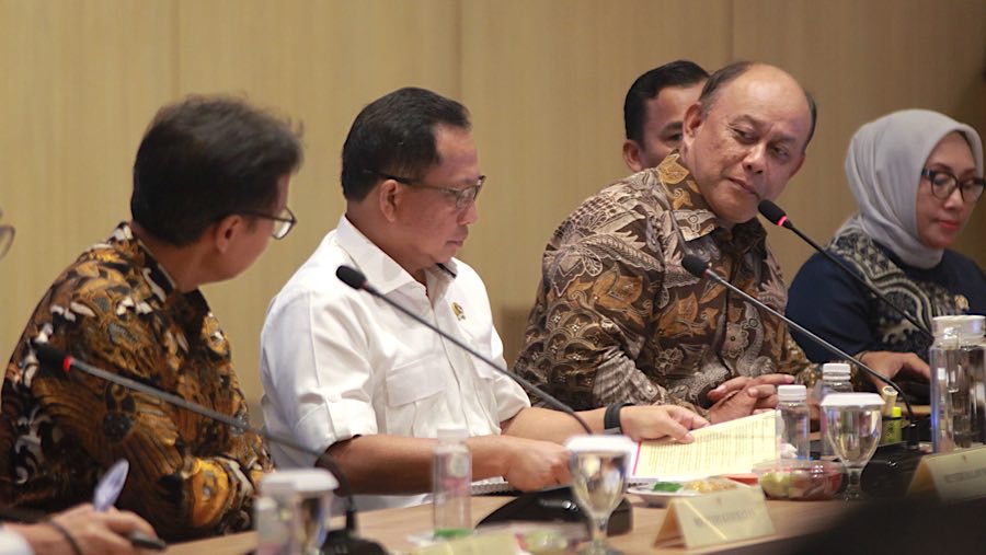 Kepala BGN, Dadan Hindayana usai Rakor Penanggulangan KLB pada Program MBG di Kemenkes, Kamis (2/10/2025). (Bloomberg Technoz/Andrean Kristianto)