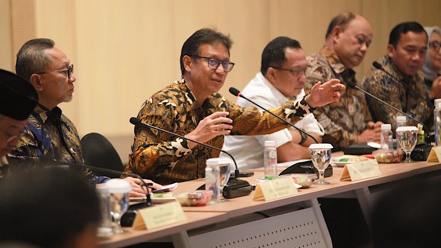 Menteri Kesehatan Budi Gunadi Sadikin usai Rakor Penanggulangan KLB pada Program MBG di Kemenkes, Kamis (2/10/2025). (Bloomberg Technoz/Andrean K)
