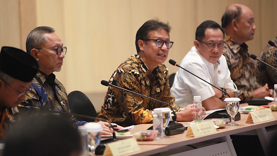 Menteri Kesehatan Budi Gunadi Sadikin usai Rakor Penanggulangan KLB pada Program MBG di Kemenkes, Kamis (2/10/2025). (Bloomberg Technoz/Andrean K)