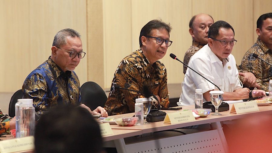 Menkes Budi Gunadi Sadikin usai Rakor Penanggulangan KLB pada Program MBG di Kemenkes, Kamis (2/10/2025). (Bloomberg Technoz/Andrean Kristianto)