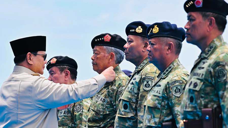 Presiden Prabowo Subianto kembali beri kenaikan pangkat istimewa kepada purnawirawan TNI dan Polri. (Dok. BPMI Setpres)