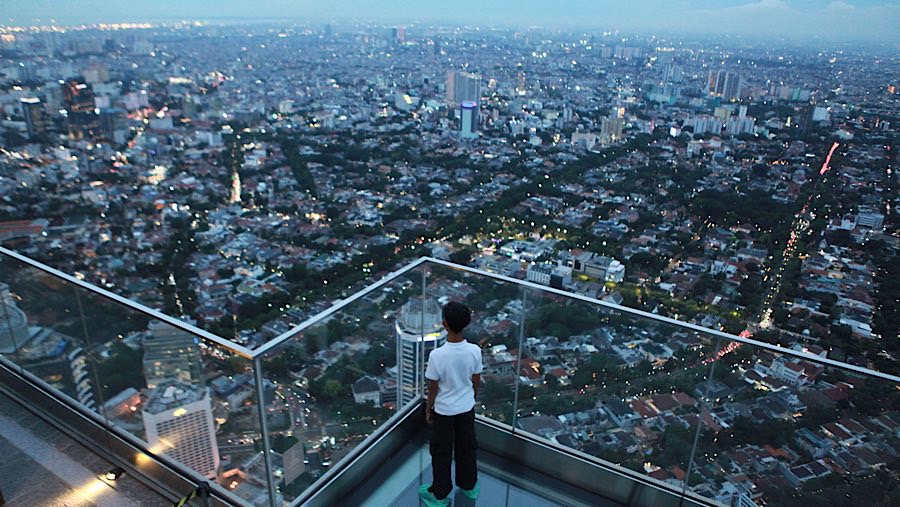 Malam harinya suasana landskap perkotaan dengan lampu yang menyala menjadi momen yang indah. (Bloomberg Technoz/ Andrean Kristianto)