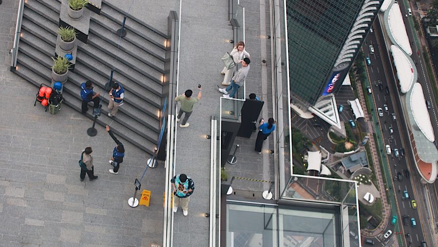 Di atas gedung yang tinggi pengunjng dapat berfoto dengan latar landskap bangunan tinggi yang indah. (Bloomberg Technoz/ Andrean Kristianto)