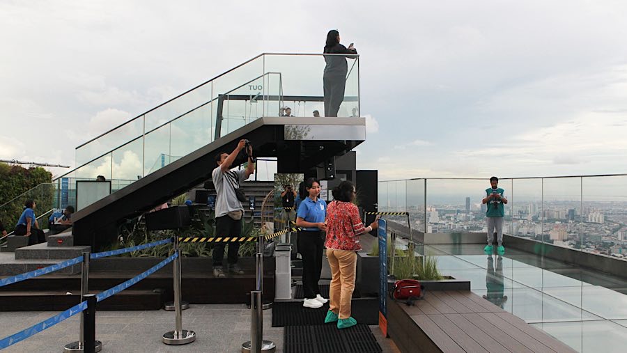 Salah satunya UP at Thamrin Nine, Jakarta pengunjung dapat berfoto dari ketinggian gedung hingga lantai 109. (Bloomberg Technoz/ Andrean Kristianto)