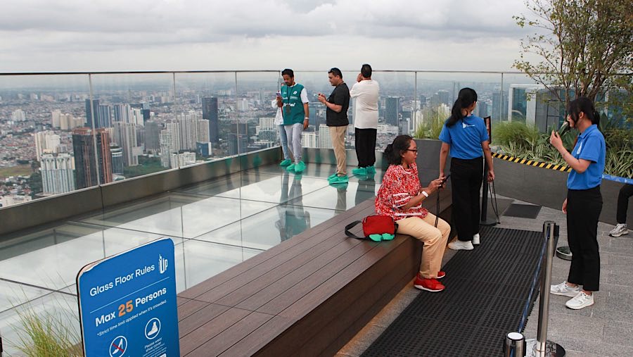 Pengelola gedung bertingkat di Jakarta memanfaatkan keindahan lanskap untuk menarik pengunjung dengan membuka area rooftop.