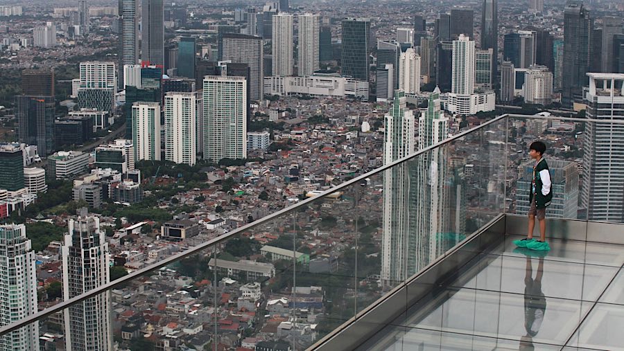Bangunan tinggi mendominasi lanskap Jakarta dengan rancangan arsitektur bergaya modern. (Bloomberg Technoz/ Andrean Kristianto)