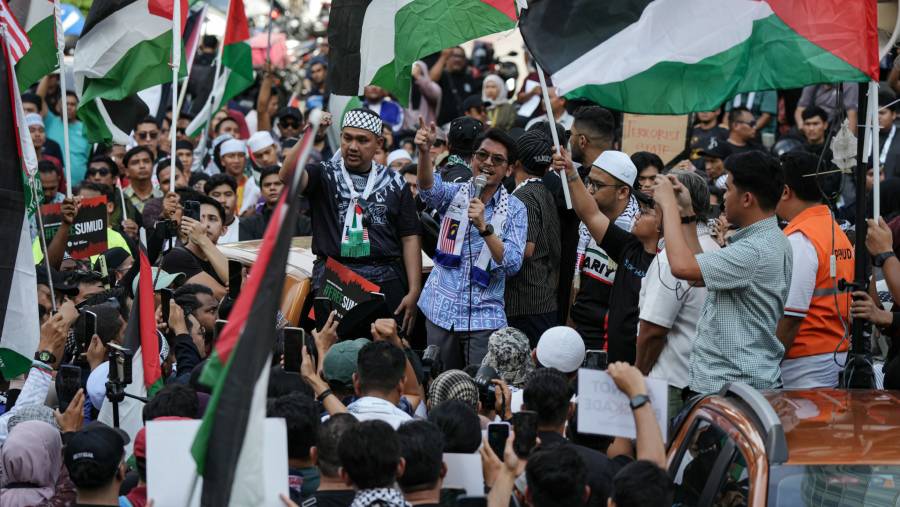 Aksi protes warga Malaysia di depan Kedubes AS usai Israel tahan aktivis di kapal pembawa bantuan Gaza. (Sumber: Bloomberg)