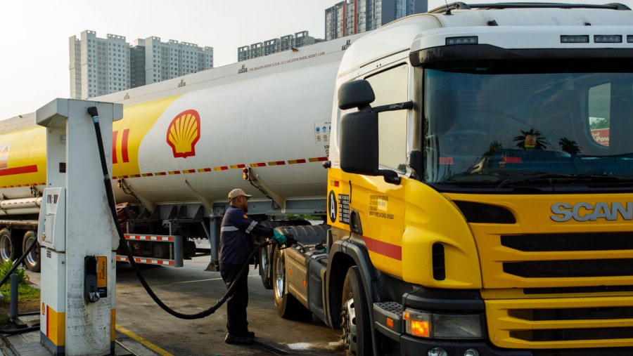 Seorang pelanggan mengisi bahan bakar tanker gas Shell Plc dengan bahan bakar diesel./Bloomberg-Samsul Said