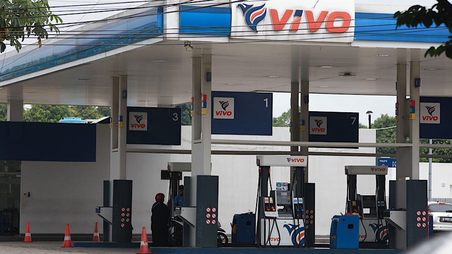 Pengendara megisi BBM di SPBU Vivo Warung Buncit, Jakarta, Jumat  (3/10/2025). (Bloomberg Technoz/Andrean Kristianto)